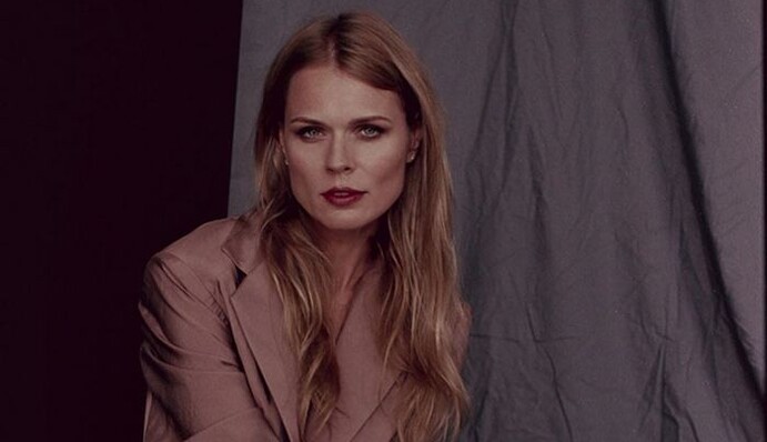 Ольга Фреймут в піджаку на голе тіло знялася у відвертій фотосесії