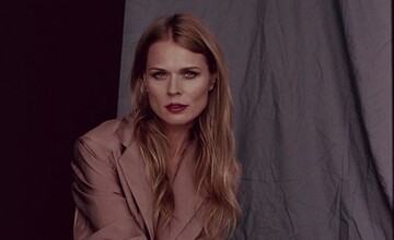 Ольга Фреймут в піджаку на голе тіло знялася у відвертій фотосесії