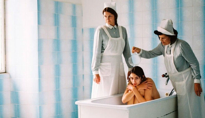 Vogue вилучає з продажу журнали через обкладинку з психлікарнею - фото назвали жахливим і образливим