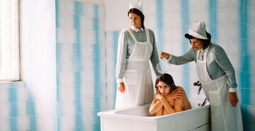 Vogue вилучає з продажу журнали через обкладинку з психлікарнею - фото назвали жахливим і образливим