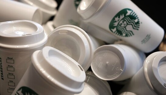 Бариста Starbucks не розчув ім'я клієнтки і потрапив у скандал. Працівникам кав'ярні загрожує звільнення