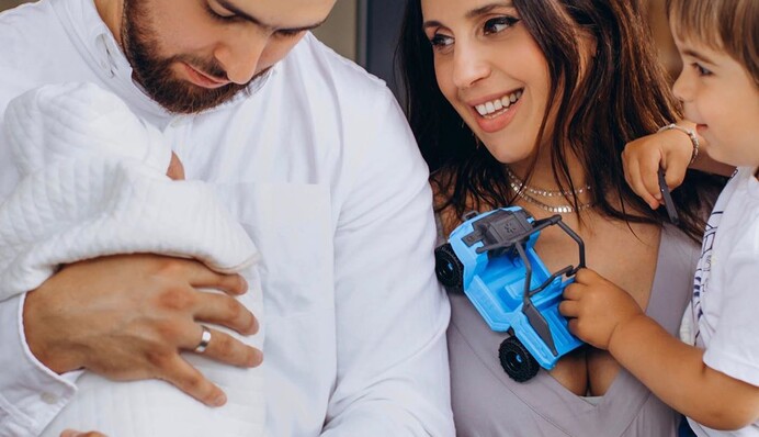 Счастливая Джамала показала семейные фото выписки из роддома