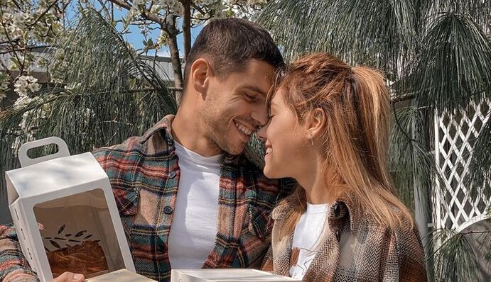 Микита Добринін розповів, що подарував молодій дружині на її 22-річчя