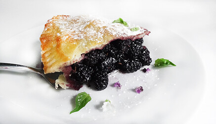 Готовим дома ароматный пирог с шелковицей: простой рецепт к выходным