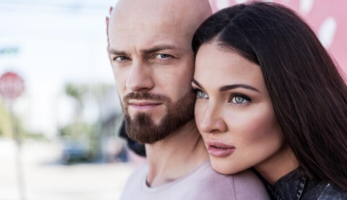 Именинник Влад Яма показал, как его мило поздравила жена с днем рождения