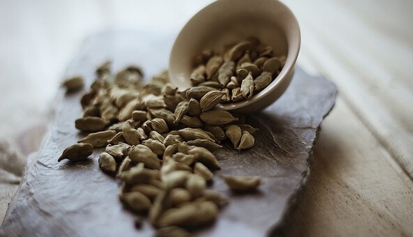 3 факти про властивості кардамону, які переконають не захоплюватися плодами