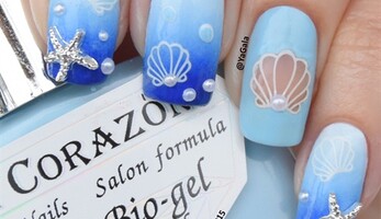 Маникюр с морской тематикой в тренде: вот 12 стильных идей на лето