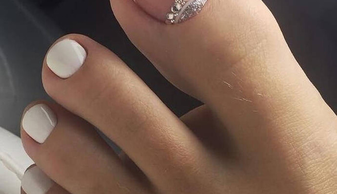 Какой педикюр сделать в августе: 10 свежих идей на последний месяц лета