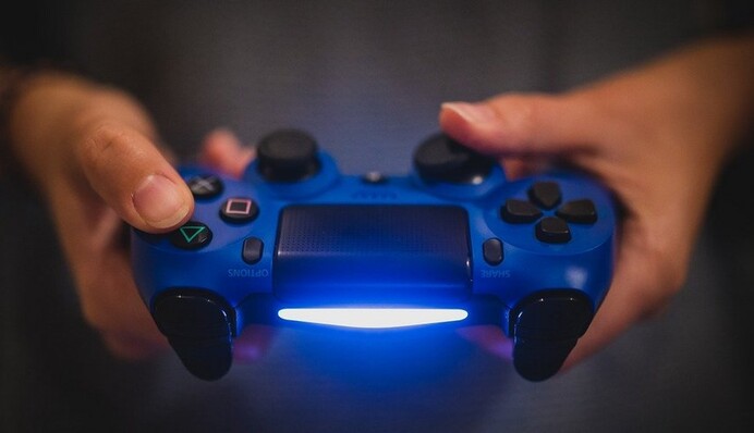 Парень играл в видеоигры по 22 часа в сутки и через месяц едва не лишился руки