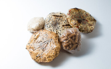 Студентка створила їстівну обгортку для локшини. І це магія, адже вона ще й перетворюється на соус