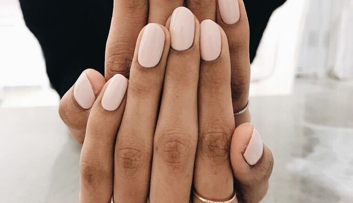 Маникюр цвета миндаля становится трендом: вот 10 стильных идей на лето