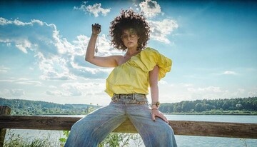 Даша Астаф'єва разом з українським гуртом випустила кліп, який поверне вас у часи 