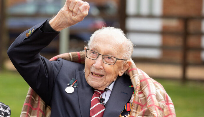 Елизавета II посвятила в рыцари 100-летнего ветерана Второй мировой. В апреле о его поступке говорил весь мир