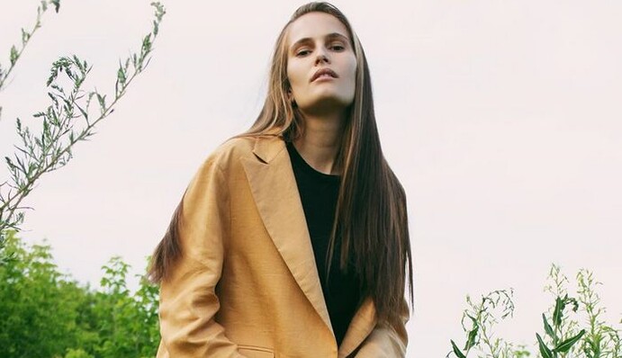 Алла Костромичева в мужском костюме украсила обложку известного глянца