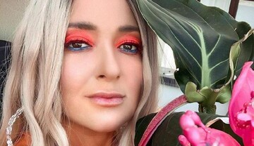 Наталя Могилевська поділилася яскравим літнім селфі, але, здається, переборщила з макіяжем і фотошопом