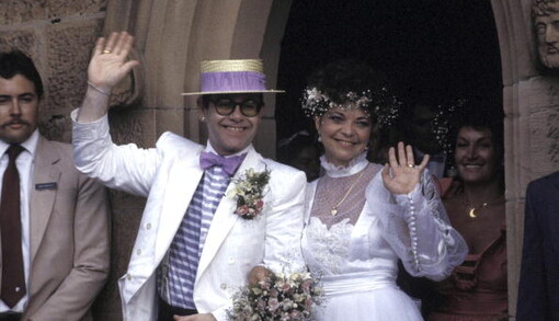 Бывшая жена Элтона Джона требует у него миллионы за нарушение бракоразводного соглашения