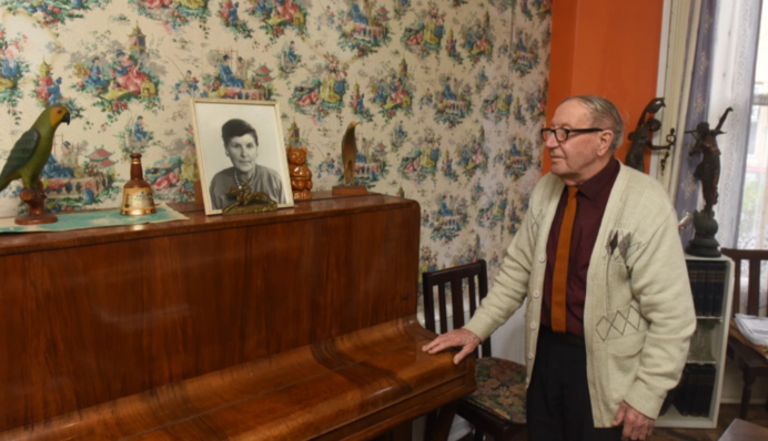 Чтобы сохранить память о родителях, мужчина отказался от ремонта и 72 года не менял интерьер родного дома