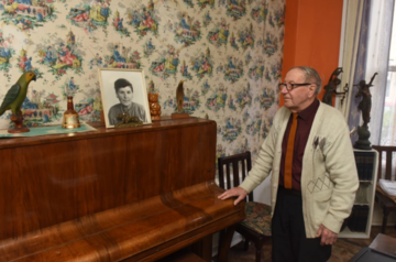 Щоб зберегти пам'ять про батьків, чоловік відмовився від ремонту і 72 роки не міняв інтер'єр рідного дому