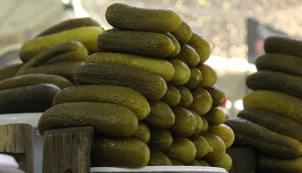 Как закрыть хрустящие огурцы на зиму: рецепт закуски и полезные лайфхаки