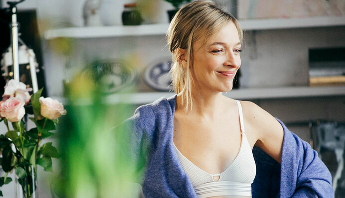 Українська телеведуча роздяглася в човні під час прогулянки Дніпром: фото