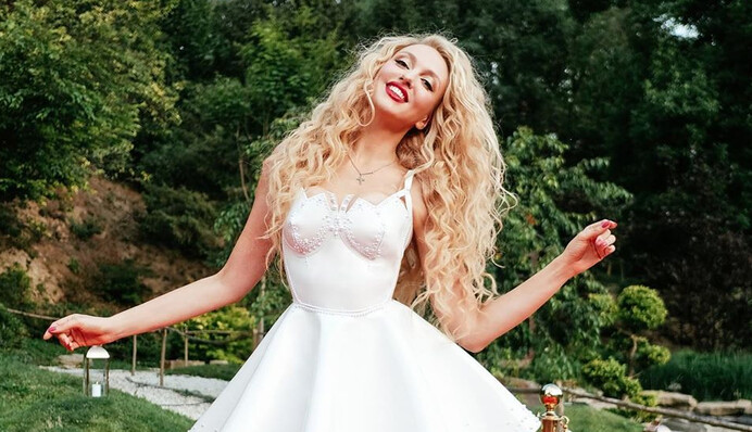 Оля Полякова показала стальной пресс и ответила на вопросы о своей фигуре