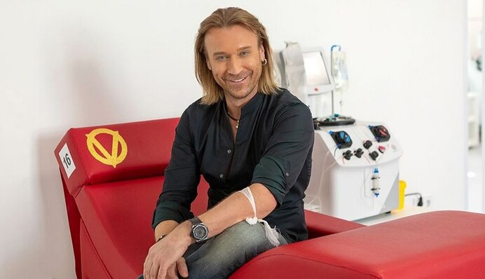 Олег Винник приїхав на відкриття центру крові в Черкасах - тепер там є донорське крісло з логотипом співака