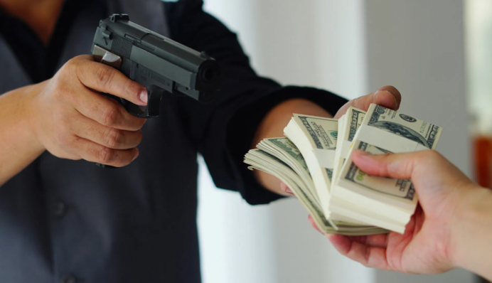 Горе-вор придумал дерзкий способ ограбить банк, но вышло так, что сам себя посадил за решетку