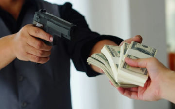 Горе-злодій придумав зухвалий спосіб пограбувати банк, але вийшло так, що сам себе посадив за ґрати