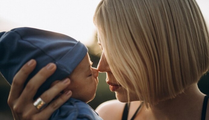 Работа меня спасает: ONUKA рассказала о реалиях материнства