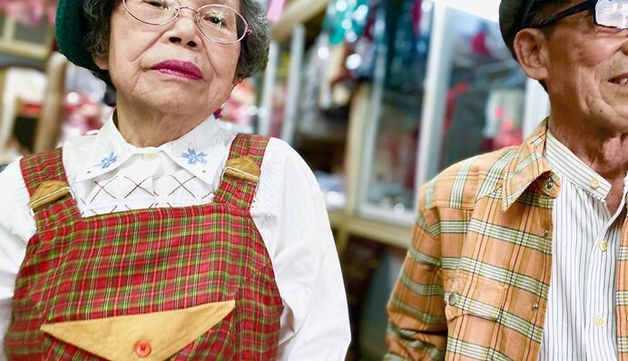 Пожилые владельцы прачечной стали звездами сети, создавая модные образы из забытых вещей