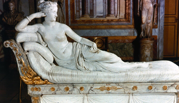 Неловкий любитель фото в музее сломал ногу 200-летней статуе