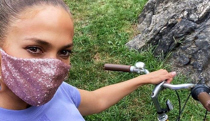 Дженнифер Лопес показала, что продолжает носить маску, даже на велопрогулку с семьей