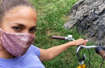 Дженніфер Лопес показала, що продовжує носити маску, навіть на велопрогулянку з сім'єю