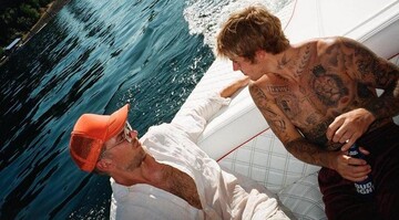 Джастін Бібер з дружиною, пастором та пивом пройшли обряд хрещення просто на катері