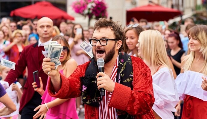 У центрі Львова раптом з'явилося ліжко, а в ньому - Dzidzio в піжамі: що взагалі відбувається