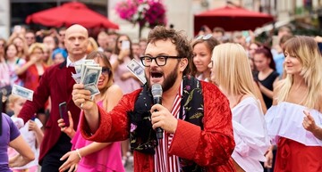 У центрі Львова раптом з'явилося ліжко, а в ньому - Dzidzio в піжамі: що взагалі відбувається