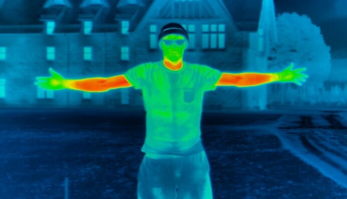 Як людина втрачає тепло на морозі: журналіст показав цікавий експеримент з тепловізором