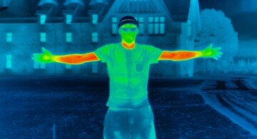 Як людина втрачає тепло на морозі: журналіст показав цікавий експеримент з тепловізором