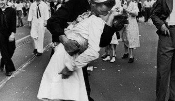 75 лет назад был сделан снимок поцелуя в День победы над Японией - как сложилась судьба моряка и медсестры