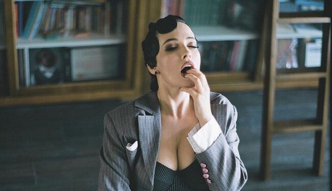 Даша Астаф'єва влаштувала провокаційний фотосет в бібліотеці - співачка позувала топлес