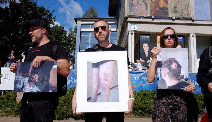 У Білорусі художники влаштували живу виставку фотографій жертв силовиків