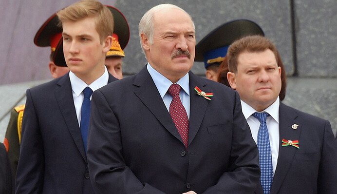 У Twitter набирає популярності Сумний Миколка Лукашенко - це фейковий аккаунт, але його жарти безцінні