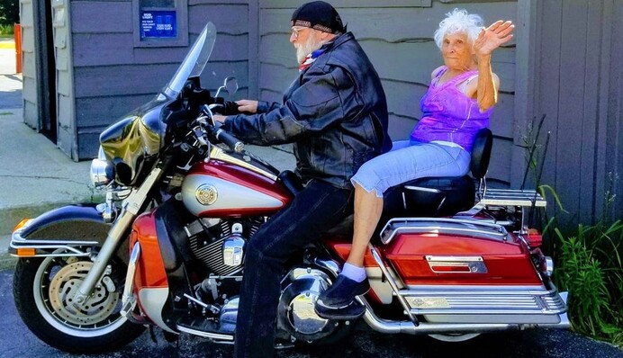 103-летняя женщина сделала тату и прокатилась на байке, 