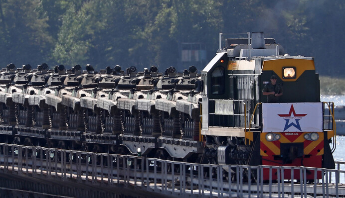 До кордону Білорусі йде військова техніка РФ: чи допоможе Путін залишитися Лукашенку при владі