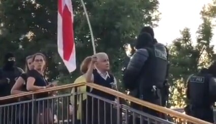 Омонівці в Білорусі спробували затримати пенсіонерку з прапором - відповідь жінки зробила її знаменитістю