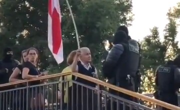 Омонівці в Білорусі спробували затримати пенсіонерку з прапором - відповідь жінки зробила її знаменитістю