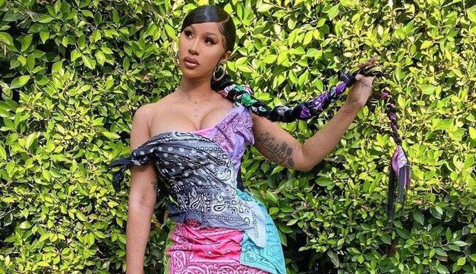 Хип-хоп-звезда Cardi B примерила яркое платье-бандану украинского дизайнера