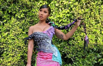 Хіп-хоп-зірка Cardi B приміряла яскраву сукню-бандану українського дизайнера