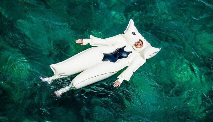 Як виглядає пляжний костюм для людей з алергією на сонце - дизайнер запропонував вирішення проблеми