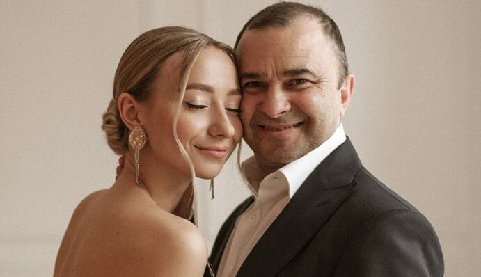 Молодая жена Виктора Павлика показала себя в подвенечном платье в день несостоявшейся свадьбы с певцом